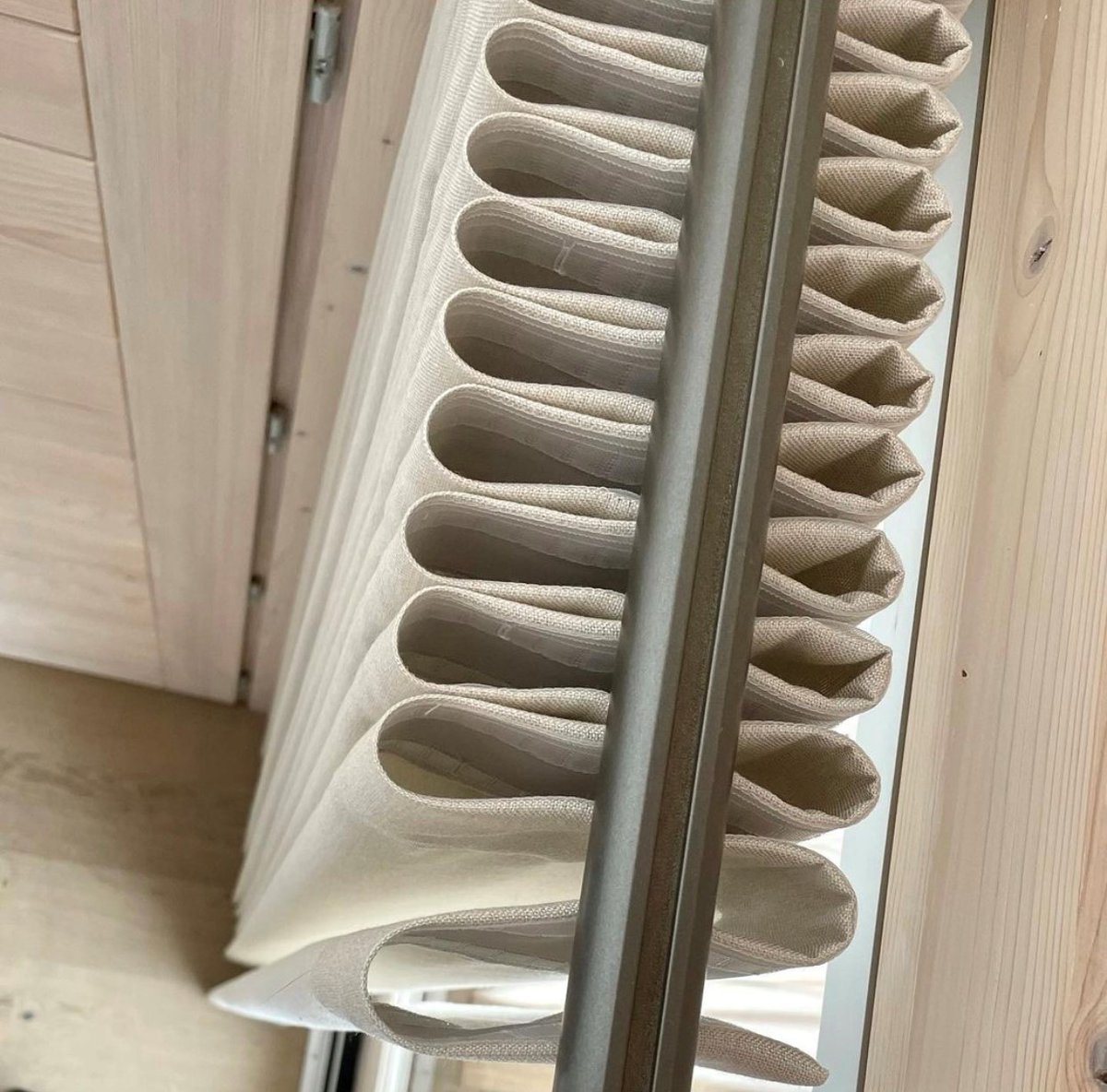 SilentGlissUK's tweet photo. Creativity arises from our ability to see things from many different angles.
Photo: @chicalpine
Products: https://t.co/1kJ98qIdcb
#silentglissuk #silentgliss #curtains #wavecurtains #interiordesigners #interiordesign #softfurnisher #softfurnishing #curtainmaker https://t.co/yZ4mQ9wZqk
