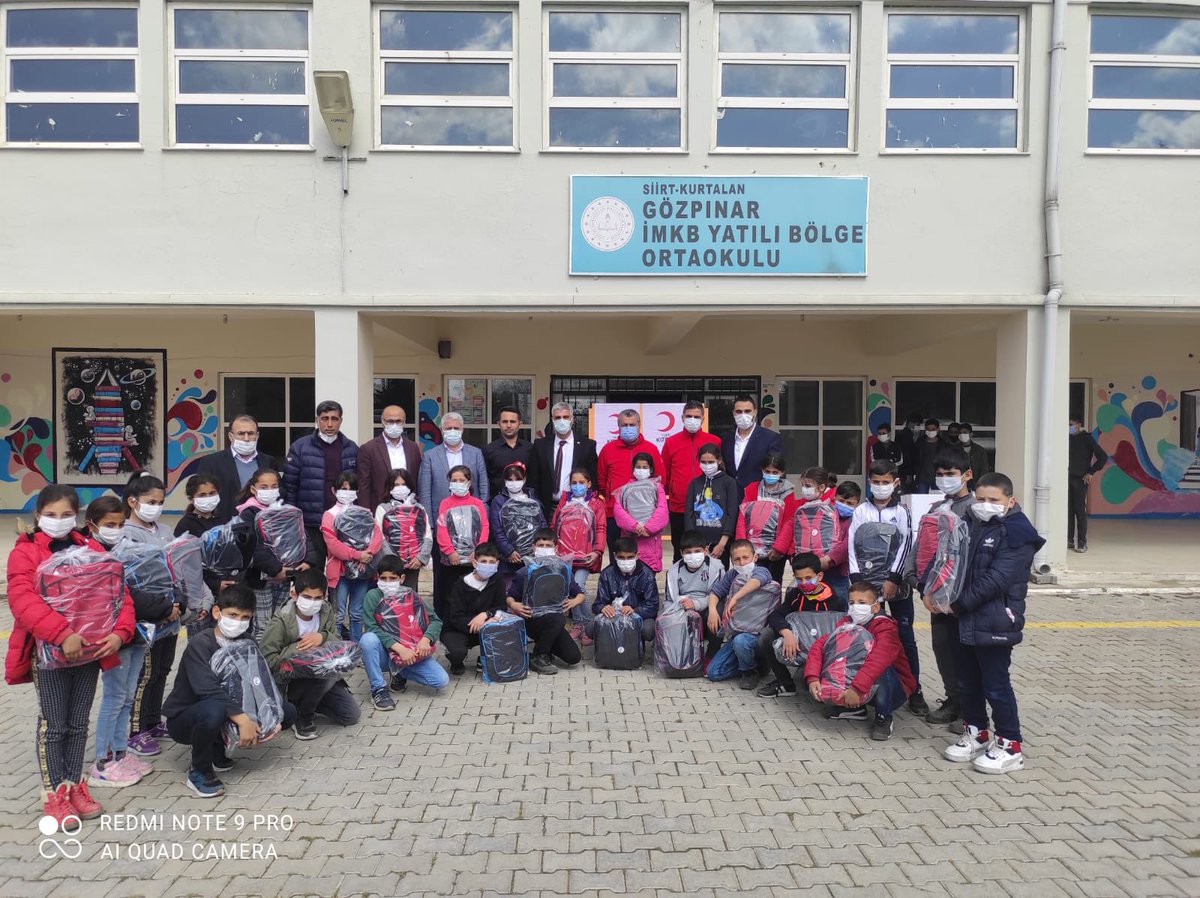 kizilaysiirt's tweet photo. Türk Kızılay ve Esra Erol işbirliğiyle ''KOLİDE NE VAR?''adlı sosyal sorumluluk projesi kapsamındaKurtalan ilçesine bağlı Aksöğüt okul  öğrencilerine gönderilen giyim yardımı ile bağışçıların destekleriyle Gözpınar Yibo okulu öğrencilerine kırtasiye seti dağıtımı gerçekleştirildi https://t.co/HqdxFttPSC