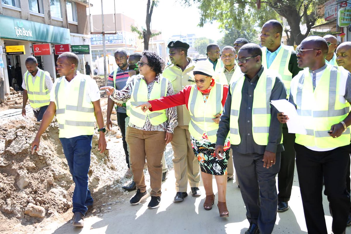 Dodoma_Zone_'s tweet photo. Wajumbe wa Kamati ya Kudumu ya Bunge ya Hesabu za Serikali (PAC) wakikagua miradi ya ujenzi wa Barabara na mifumo ya kupitishia maji inayosimamiwa na TARURA Mkoani Morogoro. https://t.co/PHlvXX0IlP