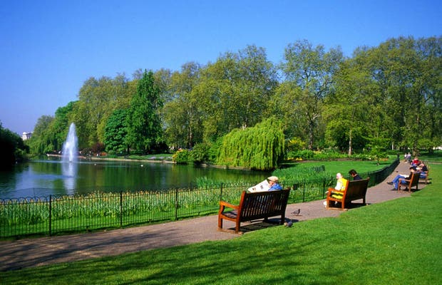 AlinaGrishchen1's tweet photo. Hyde Park is a 1.4 km² royal park in central London. Kensington Gardens adjoin it from the west. A traditional place for political rallies, celebrations and festivities https://t.co/dfNHaekpNf
