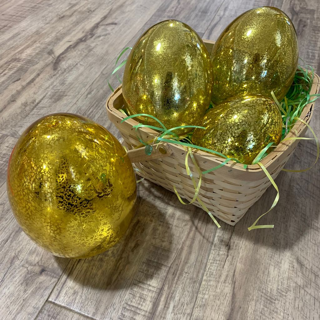We’ve got a hoppin’ good deal on gold lighted eggs.
Save 40% off until March 31st! Available in 3 sizes, 4”, 6” or 8”, while supplies lasts in-store or online at shop.wheatons.ca
