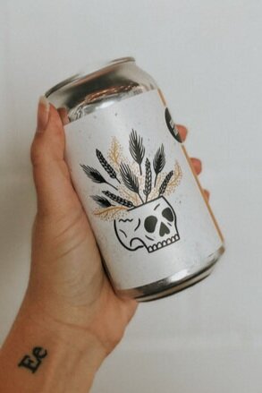VehiculePress's tweet photo. The @HamRevofBooks has paired beer with books! They paired @semayatavon's novel Book of Wings with Free Spirit by @ggbeerco: “An easy-drinking wheat beer brewed with mango. Aromas of ripe, freshly cut mango, lemon and a hint of banana..." Read more: https://t.co/uxa22xkaBR https://t.co/w0DuKAyQMo