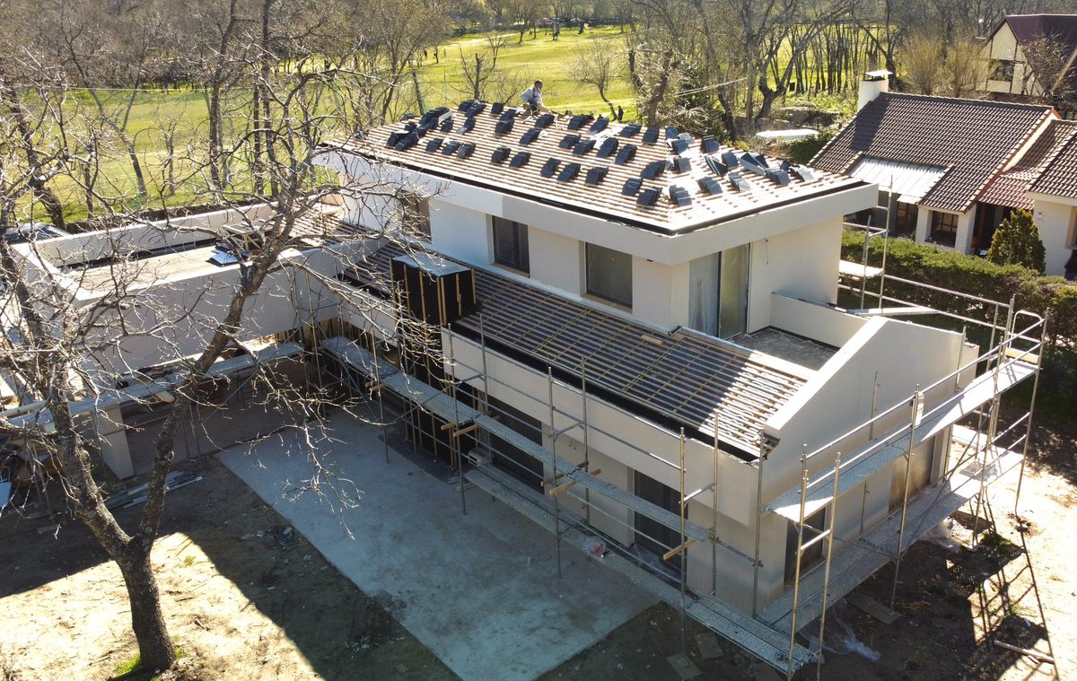 BioPasiva_'s tweet photo. Prueba de #blowerdoor superada!!! Resultado 0,53 r/h! Hemos hecho hoy el test de #estanqueidad de la mano de @Ebuilding_es. Esta vivienda de #ElEscorial (Madrid) es la numero 90 en 7 años construida bajo el estándar #passivhaus además de otras #eccn y calificaciones energéticas A https://t.co/HfPR3zAINz