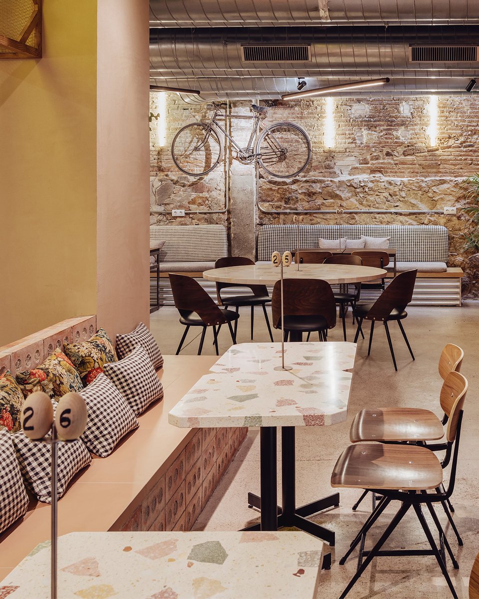 HuguetMallorca's tweet photo. The new #chickoa in Barcelona by #pacoperez is open. A project by #pptinteriorismo with customised terrazzo tables with cement chips. 😃😉
#terrazzobyhuguet #bespokebyhuguet #handmadeinmallorca 
Photo by @enricbadrinas https://t.co/GLtZxCu3zu