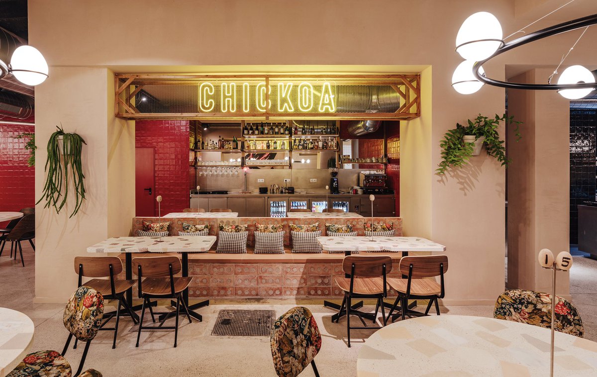 HuguetMallorca's tweet photo. The new #chickoa in Barcelona by #pacoperez is open. A project by #pptinteriorismo with customised terrazzo tables with cement chips. 😃😉
#terrazzobyhuguet #bespokebyhuguet #handmadeinmallorca 
Photo by @enricbadrinas https://t.co/GLtZxCu3zu