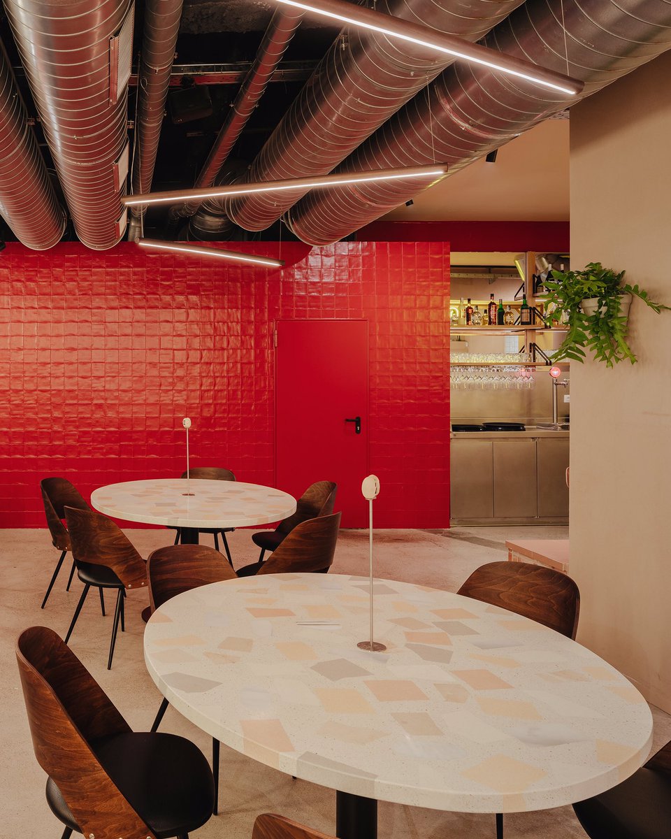 HuguetMallorca's tweet photo. The new #chickoa in Barcelona by #pacoperez is open. A project by #pptinteriorismo with customised terrazzo tables with cement chips. 😃😉
#terrazzobyhuguet #bespokebyhuguet #handmadeinmallorca 
Photo by @enricbadrinas https://t.co/GLtZxCu3zu