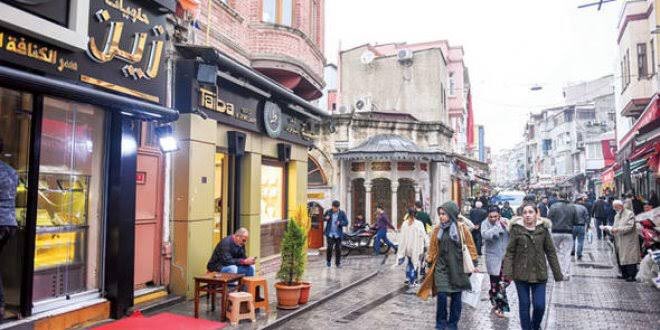 Timuralp25's tweet photo. Adamlar Fatih’te küçük Suriye kurdu heryer dükkan vergisiz 

Bizim kınalı kuzular şehit olurken Suriye’de

Bunlar Küçükçekmece denizde nargile içiyor

Bunları başımız musallat eden ne demek gerekir

 #ÜveyVatandaşMıyız https://t.co/ChhoMi3Eun
