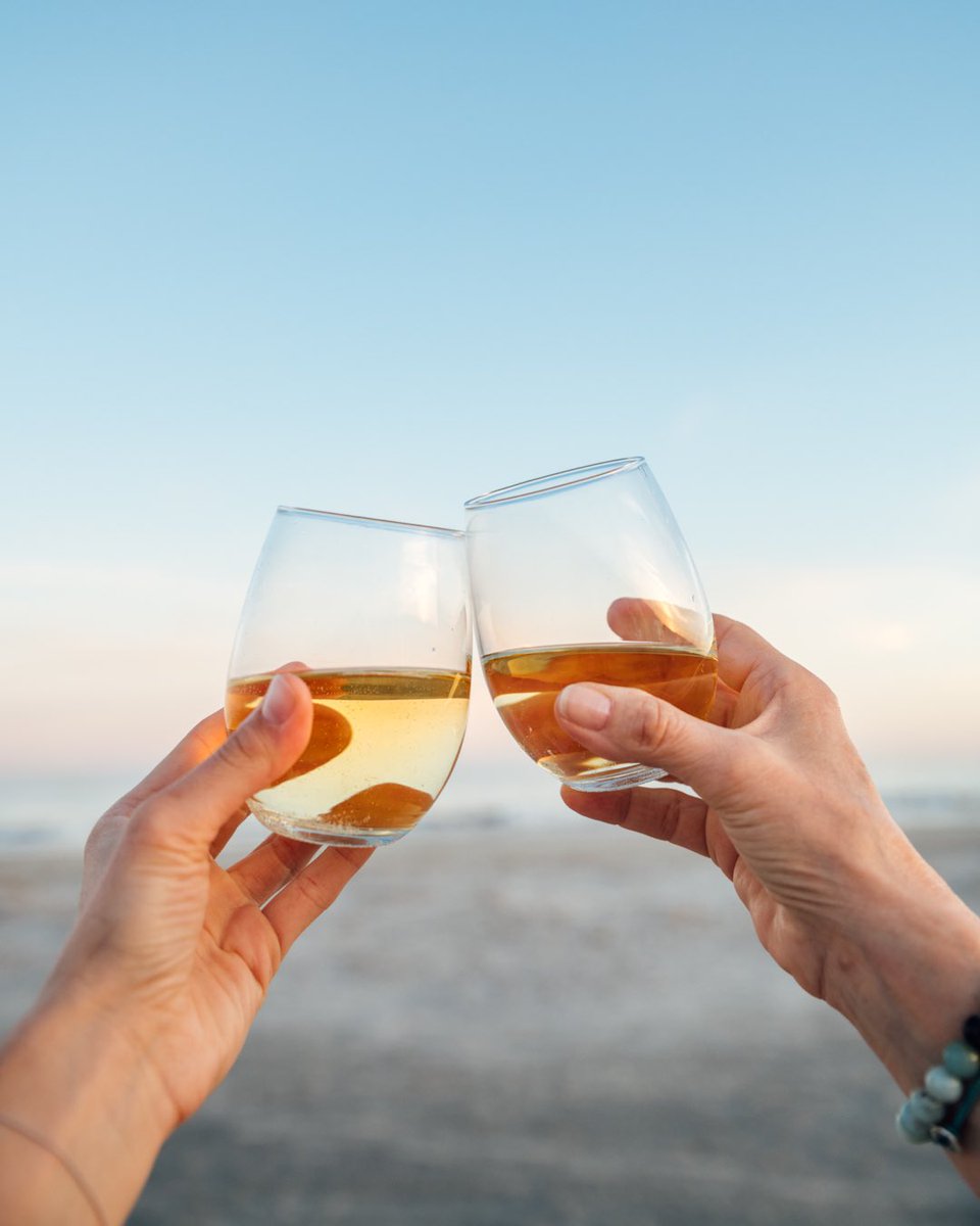 MYXFusions's tweet photo. Doing #StPatricksDay OUR way this year, with a chilled glass of #MYXFusions #Moscato wine. 🥂💚☘️ RT if you’re with us! 🤗 #GetInTheMYX #SocialDistancing #StaySafe https://t.co/r8mTHBv5uw
