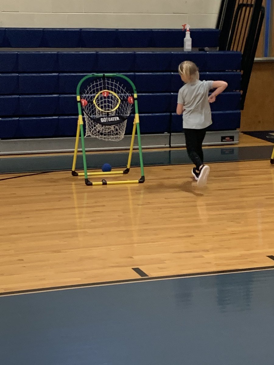 SafflesSlater's tweet photo. Ss @MichiganAvenueE @BradleySchools practice hand/eye coordination and throwing at a target in #physed class #tncoordinatedschoolhealth @TNSchoolHealth @TNRuralHealth #foxrox https://t.co/9NdSkfNYL0