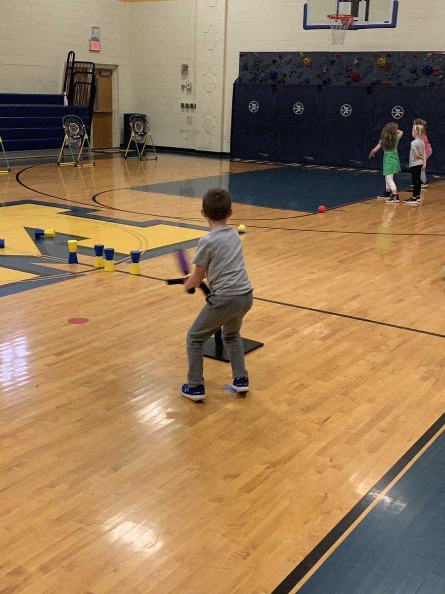 SafflesSlater's tweet photo. Ss @MichiganAvenueE @BradleySchools practice hand/eye coordination and throwing at a target in #physed class #tncoordinatedschoolhealth @TNSchoolHealth @TNRuralHealth #foxrox https://t.co/9NdSkfNYL0