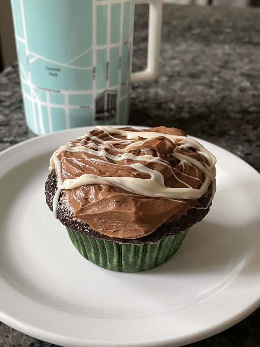 Made @GuinnessUS cupcakes, topped with @jamesonwhiskey buttercream icing with @BaileysOfficial white chocolate drizzle. Yum. #StPatricksDay #Baking #Irishcarbombcupcakes