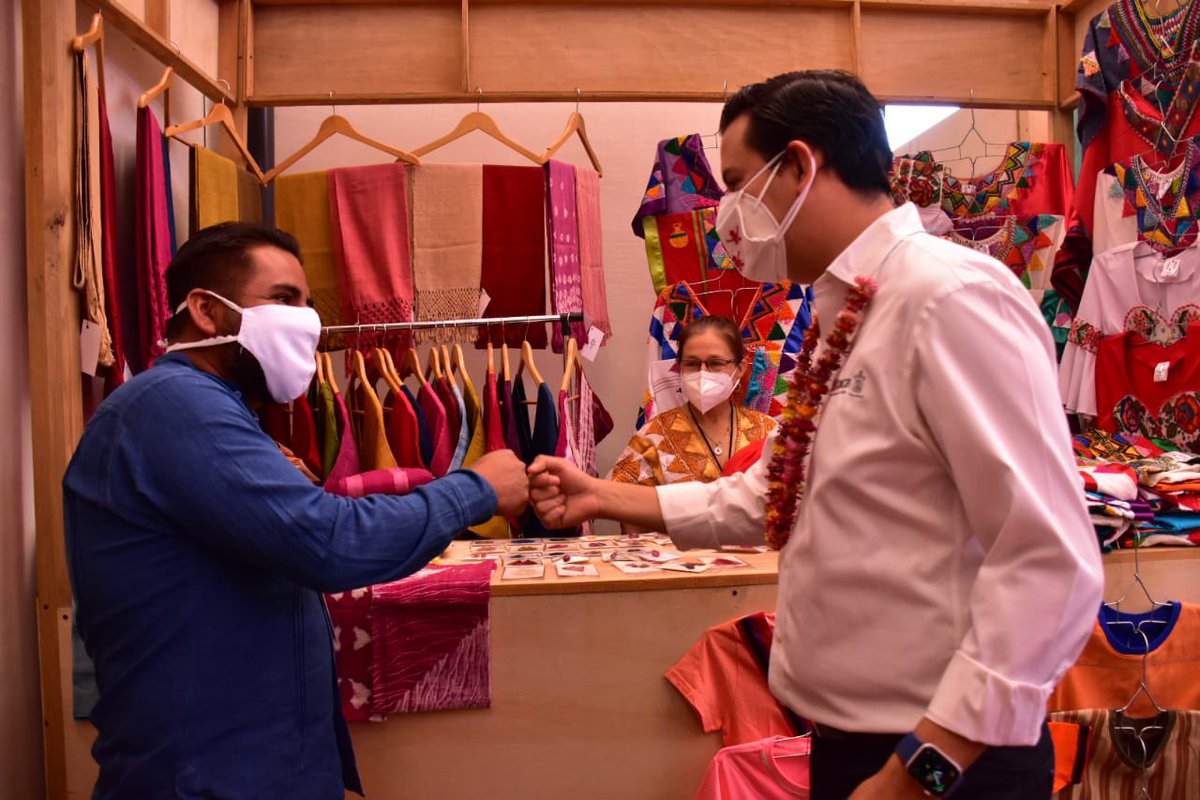 guzmanjp's tweet photo. En la muestra textil saludé a mi amigo Moisés, representante de los artesanos de San Pedro Cajonos. Las piezas que se elaboran en el Santuario del Gusano de Seda, de esa comunidad, ya se encuentran a la venta en las instalaciones del @IOA_GobOax. #ConsumeLocal @IvetteMurat https://t.co/I6LinJoDS5