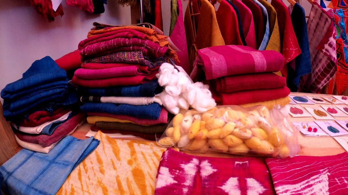 guzmanjp's tweet photo. En la muestra textil saludé a mi amigo Moisés, representante de los artesanos de San Pedro Cajonos. Las piezas que se elaboran en el Santuario del Gusano de Seda, de esa comunidad, ya se encuentran a la venta en las instalaciones del @IOA_GobOax. #ConsumeLocal @IvetteMurat https://t.co/I6LinJoDS5