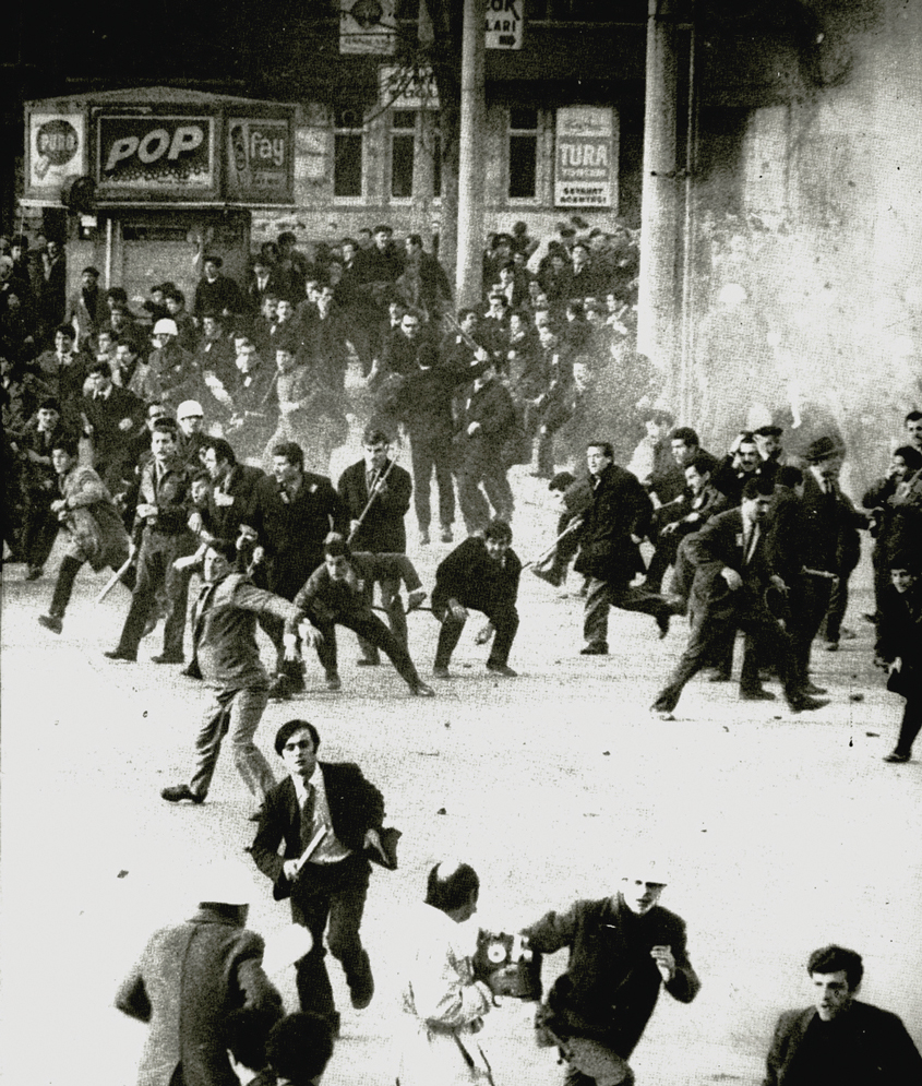 birartibirorg's tweet photo. #12Mart1971 dosyası, Express'in son sayısından naklen... #Express175

2. Melek Ulagay: "Şok ya da uyanış ve Marx’a selam, mücadeleye devam"

https://t.co/ty0aeFGjxs https://t.co/ynhs09WH4f