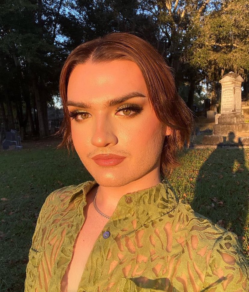 grispalomairis's tweet photo. Cemetery selfies 🪦🤳🏼 A ghost took this picture, their shadow is featured over my shoulder. (yes ghosts have shadows. They’re especially visible during golden hour 🌅🤗) https://t.co/R2ij6dccuq