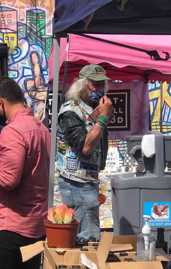GriffKohout's tweet photo. when someone sends you a #photo of your potential future self at the #farmersmarket... 

#greencloudartorg #la #Bladerunner #kohture #swag #style #evolve #ascend #legalizeit #olstyle #speedmetalbikeclub #cut #sew #patches #soliclarity #legalizelegends https://t.co/AvVAHaDkYj