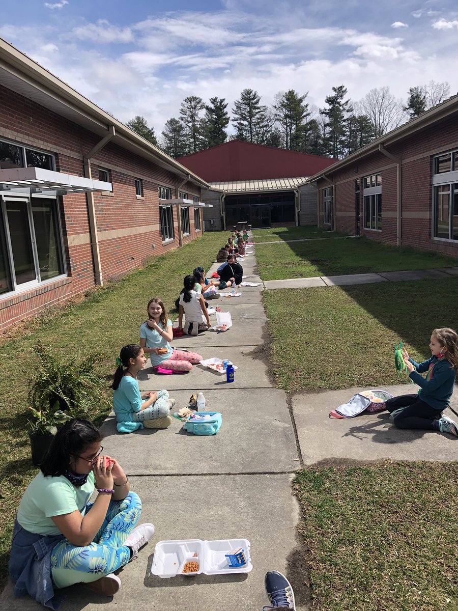 What a perfect day to spread out and eat lunch outside! #HuskiesLeadThePack #huskystrong