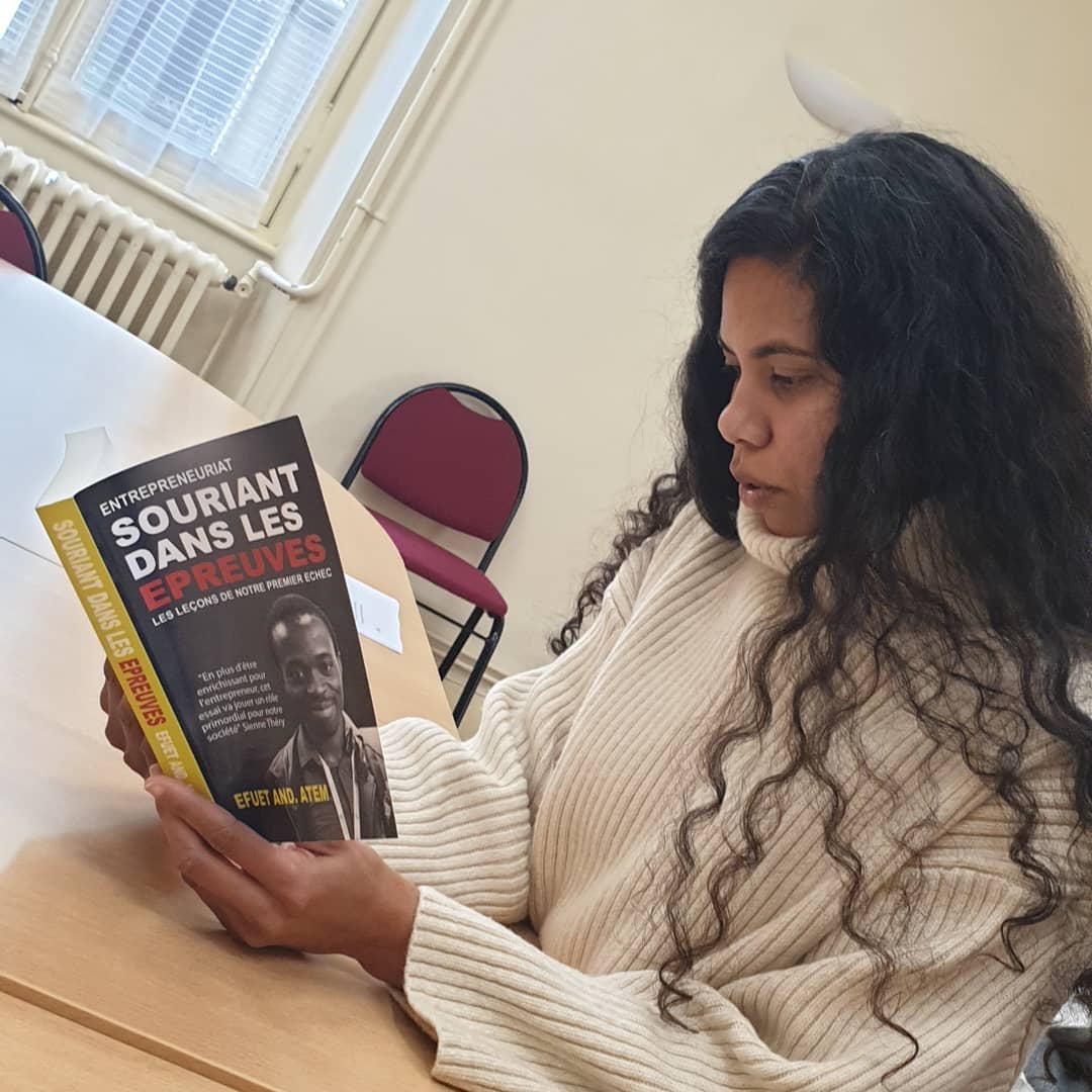 EfuetAndAtem's tweet photo. "les premières pages m'ont déjà plût" #SmilinginHardships #Souriantdanslesepreuves https://t.co/0yh3TwfzDv