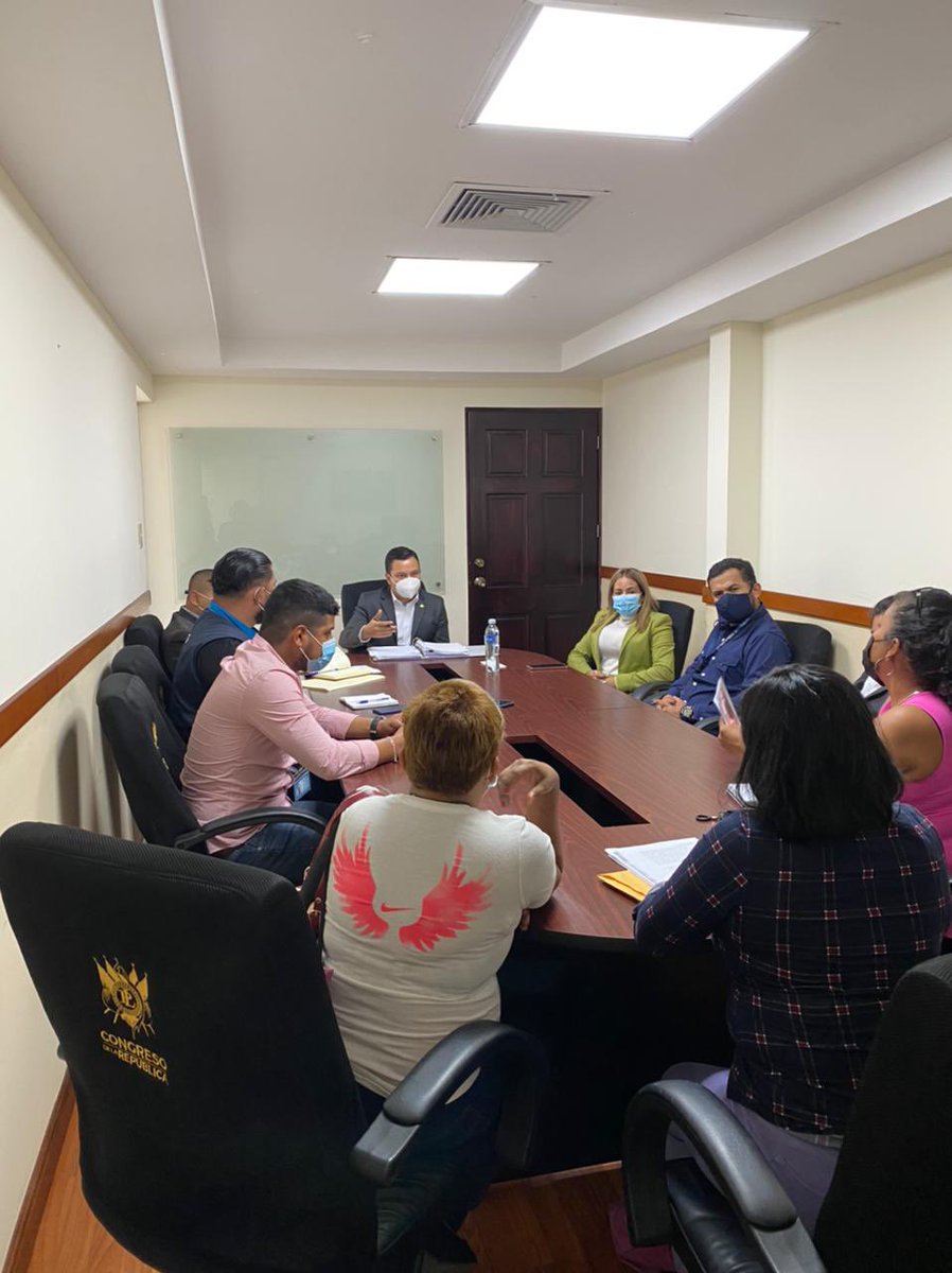 PinedaLuis_GT's tweet photo. Me reuní con vecinos del asentamiento María Teresa Caballeros de la zona 7, quienes necesitan legalizar sus terrenos, y con la directora de UDEVIPO, que argumenta falta de fondos para la escrituración correspondiente.

Daré seguimiento legal para que no vuelvan a ser estafados. https://t.co/QskqsZbuyi