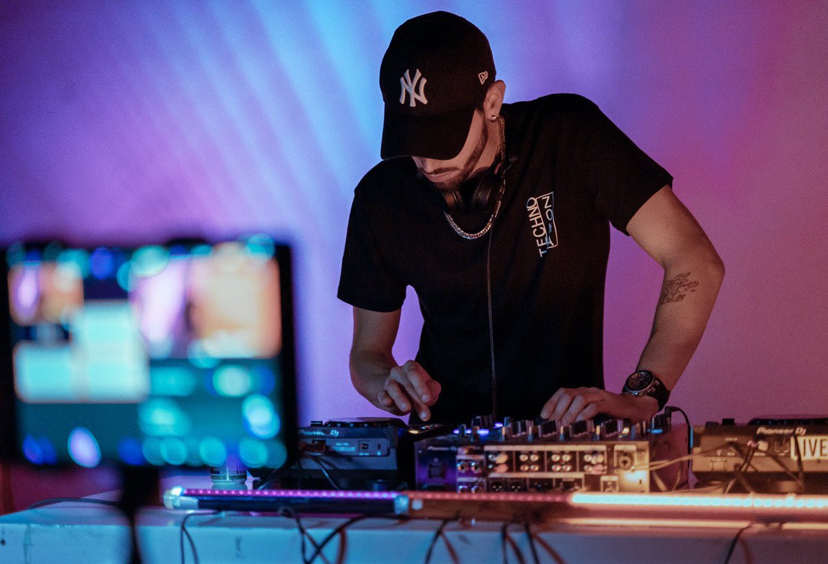 CleyRox's tweet photo. Detrás de las cámaras !🎥
@LiveRastro X #AlmadeTechno

📸: #ontheshoots 
👕: #zonatechno 
_________________________________
#dj #djlife #djm750mk2 #xdj700 #techno #rastrolive https://t.co/tpsVuU8aEQ