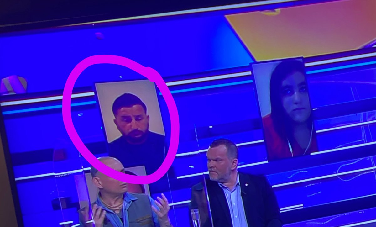 tom_dulac's tweet photo. @Cyrilhanouna y a ton sosie dans le public @TPMP #TPMP #cyrilhanouna #sosie #C8 @C8TV #rt https://t.co/rhX8SE5XhJ
