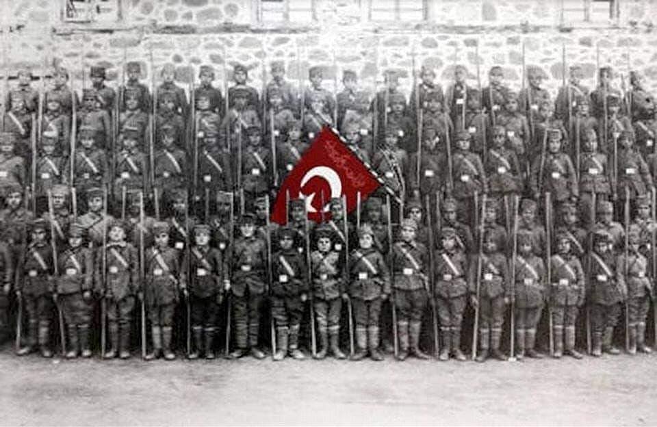 🇹🇷 "Bugün aldığımız her nefes, 106 yıl önce verilmiş son nefeslerin sayesindedir."
Çanakkale'yi geçilmez kılan tüm şehitlerimizi rahmet ve minnetle anıyoruz. Ruhları şâd olsun. #CanakkaleZaferi
