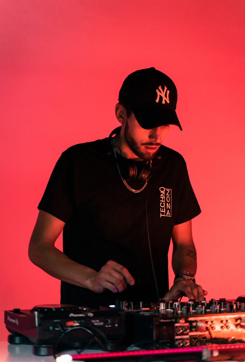 CleyRox's tweet photo. ⚔️🖤⚔️ @LiveRastro X #AlmadeTechno 

📸: #ontheshoots 
👕: #zonatechno 

🇪🇸•Tienes el video disponible en YouTube 
🇬🇧•You have the video available on YouTube
_________________________________
#djlife #djm750mk2 #xdj700 #techno #rastrolive https://t.co/mPrWWN3WGJ