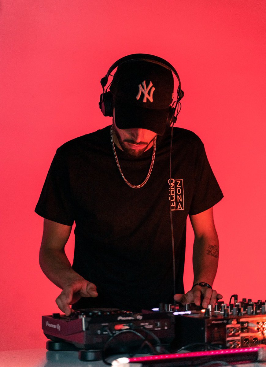 CleyRox's tweet photo. ⚔️🖤⚔️ @LiveRastro X #AlmadeTechno 

📸: #ontheshoots 
👕: #zonatechno 

🇪🇸•Tienes el video disponible en YouTube 
🇬🇧•You have the video available on YouTube
_________________________________
#djlife #djm750mk2 #xdj700 #techno #rastrolive https://t.co/mPrWWN3WGJ