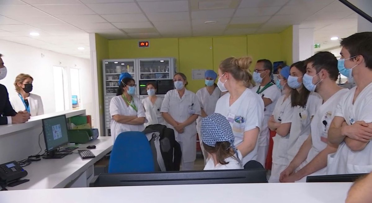jcoudrot's tweet photo. On peut faire dire n'importe quoi à une image. Non les soignants de Poissy ne tournaient pas le dos à Emmanuel Macron. https://t.co/UuaQHpCMZf