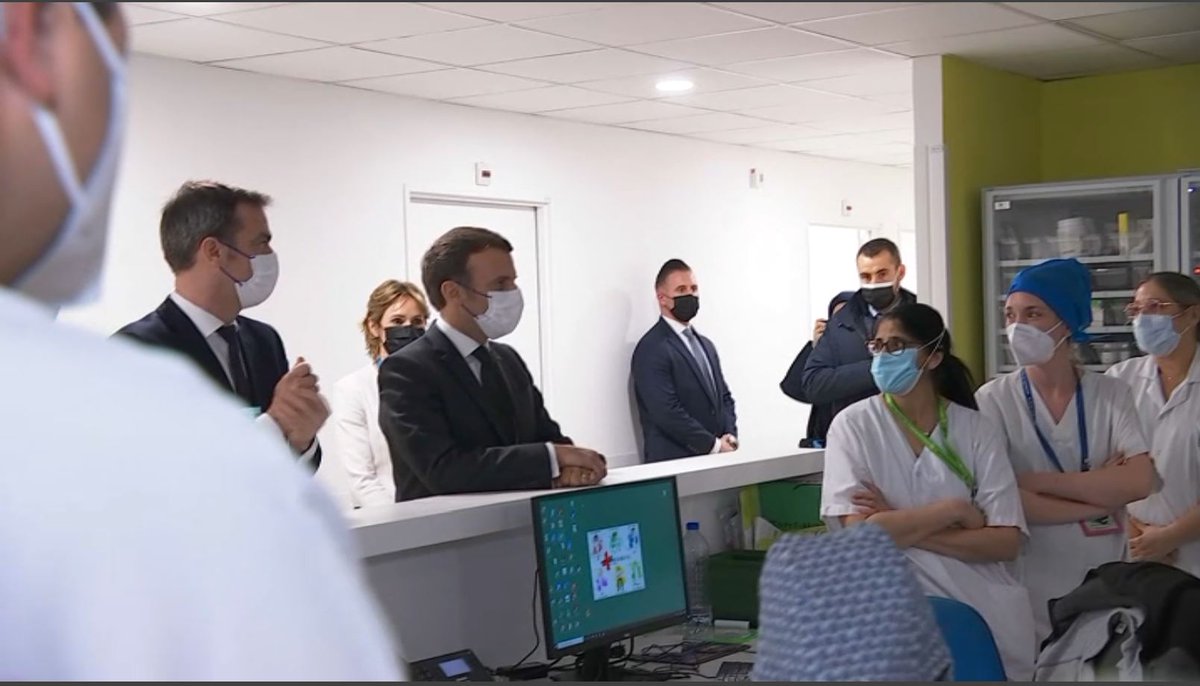 jcoudrot's tweet photo. On peut faire dire n'importe quoi à une image. Non les soignants de Poissy ne tournaient pas le dos à Emmanuel Macron. https://t.co/UuaQHpCMZf