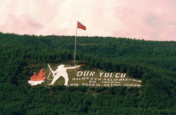 Dur yolcu!
Bilmeden gelip bastığın bu toprak,
Bir devrin battığı yerdir...

18 Mart Çanakkale Zaferi’nin 106’ncı yıl dönümünde, Gazi Mustafa Kemal Atatürk ve silah arkadaşları başta olmak üzere, tüm şehitlerimizi saygıyla minnetle rahmetle anıyoruz.