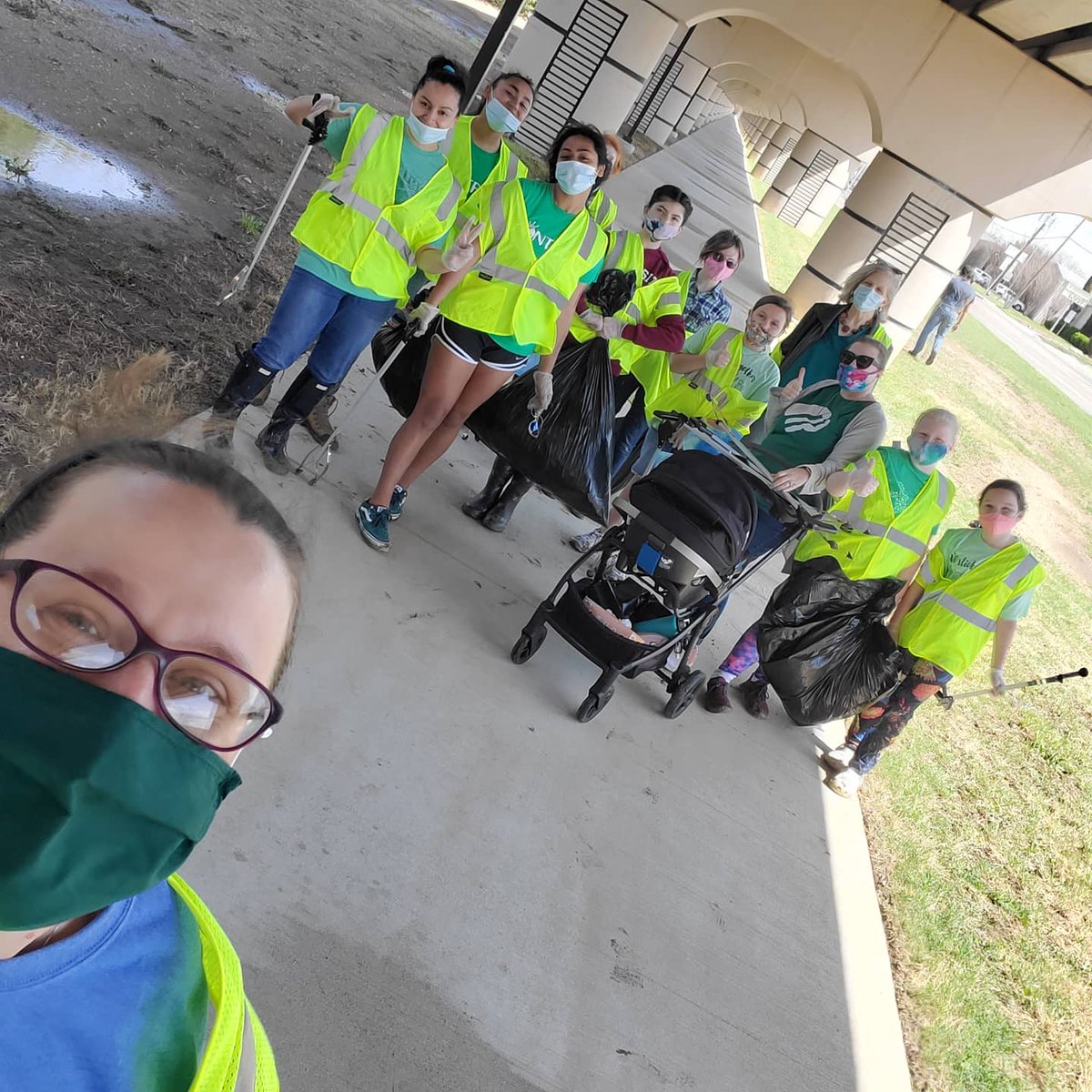 akbusybee's tweet photo. @gsnetx 1810 and 6458 picked up 40 pounds of trash in about 2 hours for @KIB_Irving #gsnetx https://t.co/vJepJidK1g