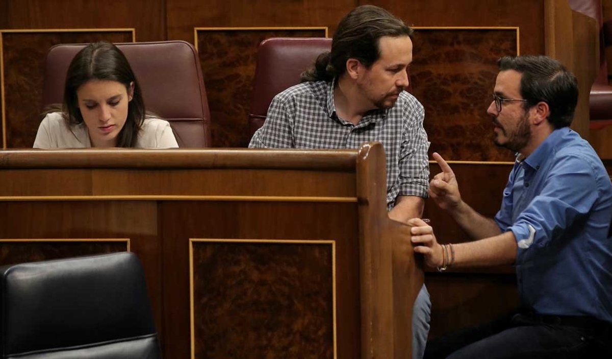 norcoreano's tweet photo. - Pablo, he pensado que vuelves a necesitar un vicepresidente, yo podría...
- NO, NO, NO... Tu cumples una misión mucho más importante. Mírame cuánto azúcar tienen los Schoko Bons, si no tenemos que cascarles una E como un castillo en la etiqueta. https://t.co/4stO5SVxK7