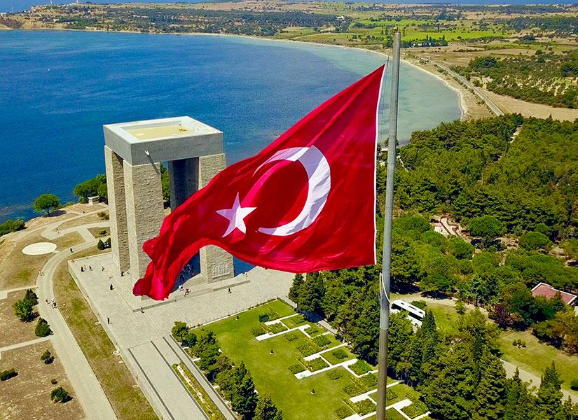 Âsım’ın nesli… diyordum ya… nesilmiş gerçek:
İşte çiğnetmedi nâmusunu, çiğnetmeyecek.
Şûhedâ gövdesi, bir baksana, dağlar, taşlar…
O, rükû olmasa, dünyâda eğilmez başlar…
                         Mehmet Akif ERSOY