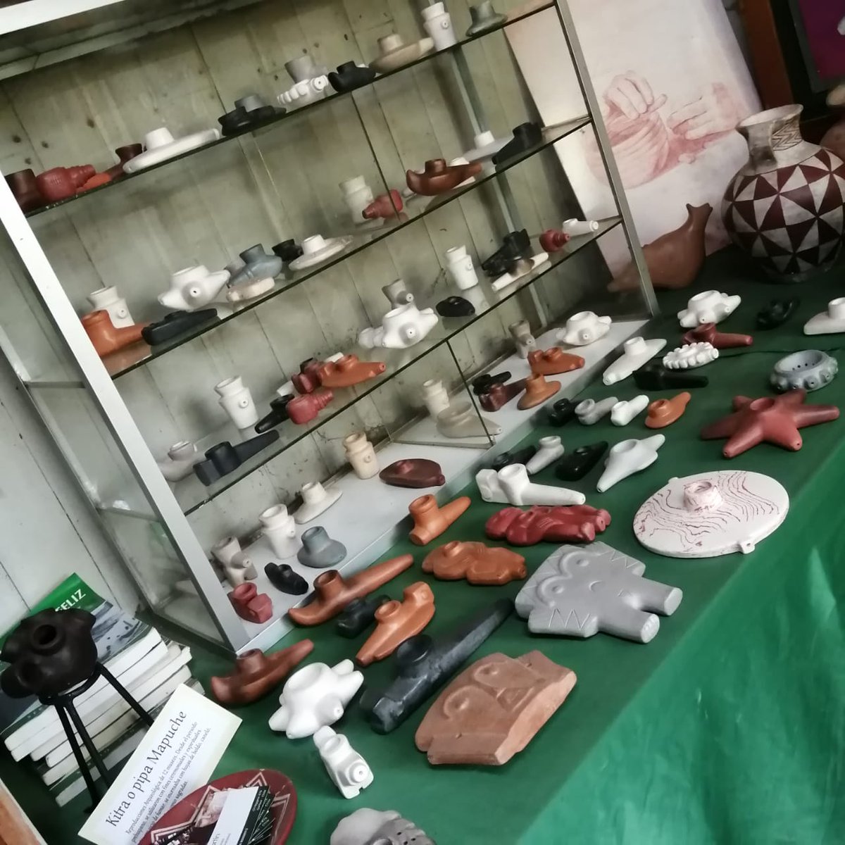 Seremis de <a href="/Culturas_arauc/">Culturas_Araucania</a> <a href="/EnzoCortesi/">Enzo Cortesi</a> y de <a href="/MinMujeryEG/">Ministerio de la Mujer y la Equidad de Género</a>, Carolina Lagos, acompañaron a la ministra <a href="/monicazalaquett/">Mónica Zalaquett S.</a> a conocer la labor de protección y promoción del patrimonio cultural de la Casa Museo de Gorbea, trabajo que encabeza la destacada ceramista Sandra San Martín.