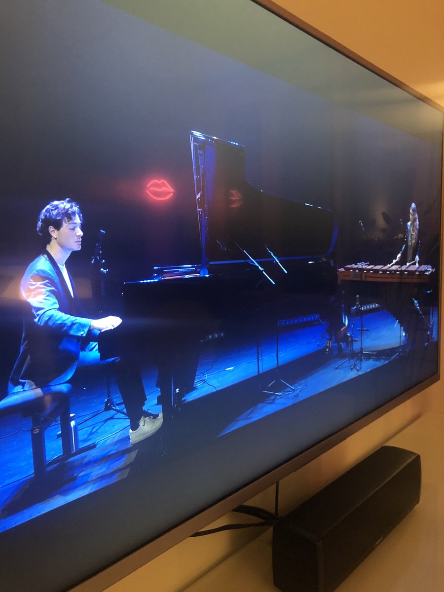 damiengall1's tweet photo. Un concert en direct depuis son salon, avec interaction avec les musiciens... génial ! Merci et bravo #RecitHall @ThomasEnhco et Vassilena Serafimova https://t.co/Qvp0JFGIFN