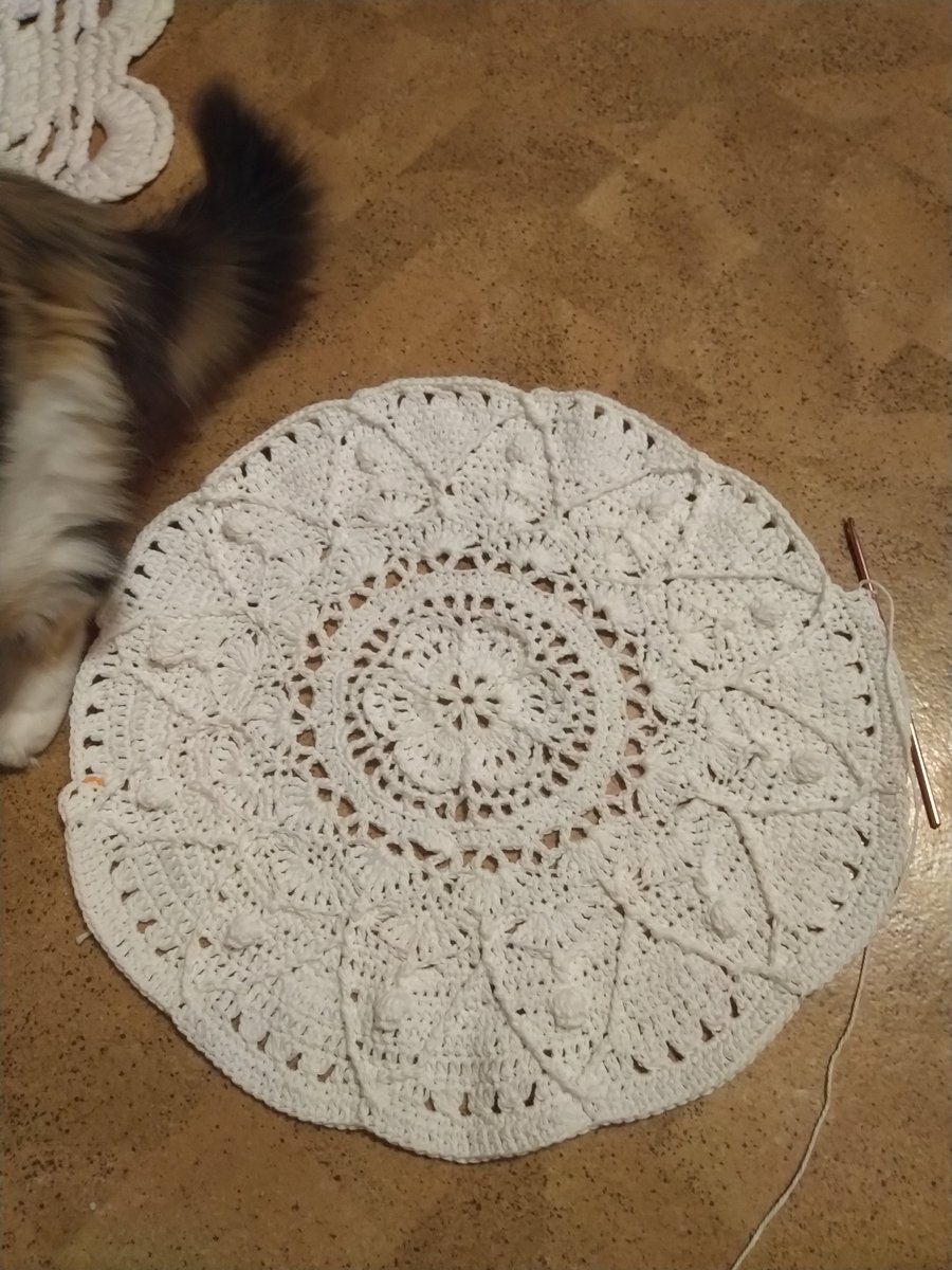 jekkukissa's tweet photo. Nyt menossa kerros 23. Kuvio muodostuu erikoissilmukoista. #sophiesuniverse #cal2015 #crochet https://t.co/PIejFDbNFQ