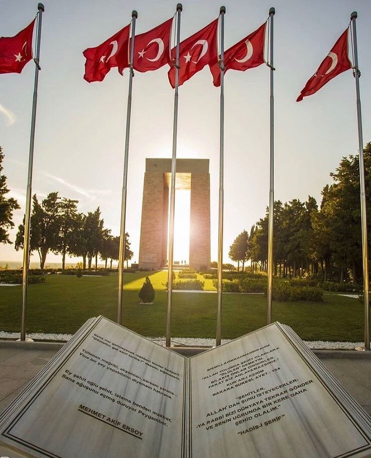 Çanakkale Zaferi'nin 106. Yıl dönümünde, bu güzel vatan için hayatlarını gözlerini kırpmadan feda eden aziz şehitlerimizi rahmet, minnet ve saygıyla yâd ediyoruz. Ruhları şad, mekanları cennet olsun... 🇹🇷
#18martcanakkalezaferi