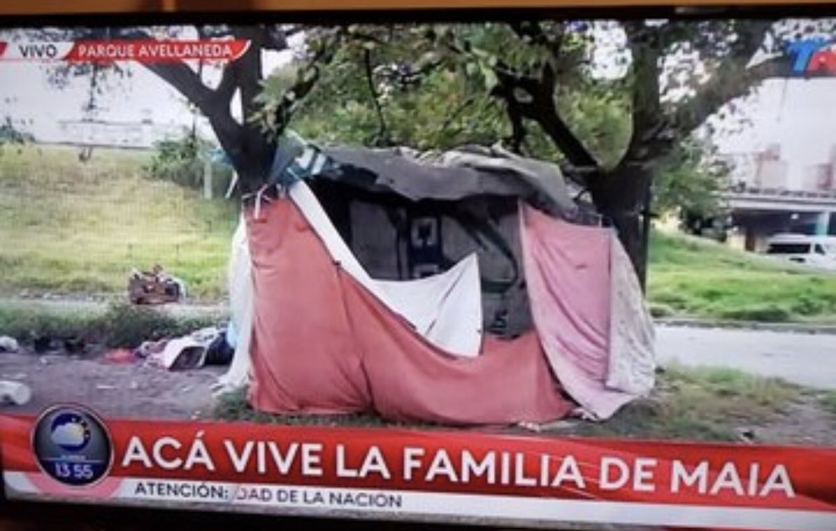 MilagrosDwarf's tweet photo. Maia es la nena que miras con desprecio cuando te van a ofrecer algo para vender. Las personas en situación de calle les falta absolutamente todo. 
La empatía es una habilidad, ejercitenla siempre. https://t.co/l1tbVIMAYu