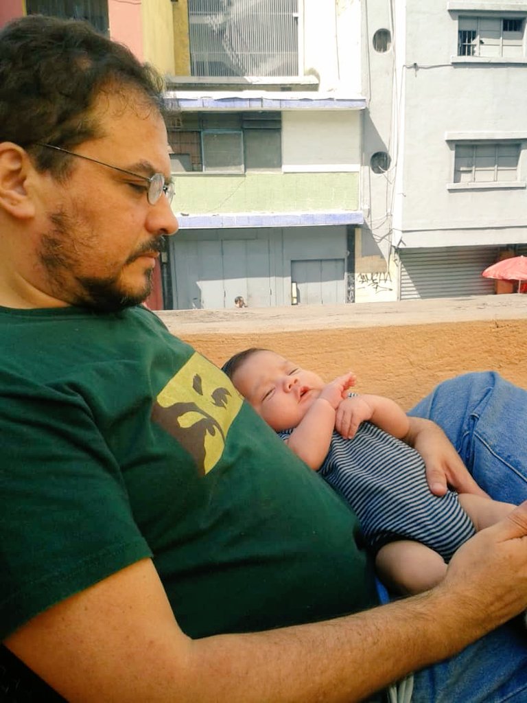 arturocazal's tweet photo. COMUNISTA DESCARADO, adoctrinando a un niño antes de 'comérselo'.🤭

* Año 2013. Octubre, creo. Raúl Armando de meses. Mi hijito de los ojos grandes y hermosos de su mamá. https://t.co/tJEjed26kV