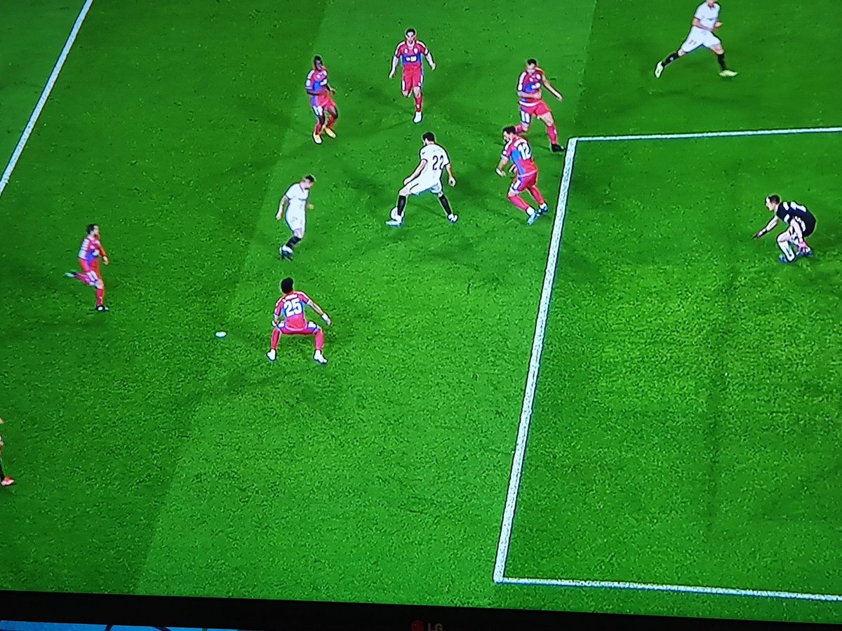 Bendita_pasion's tweet photo. Si eso lo hace alguno del Madrin o el Barza ¡¡¡¡ 
Da la vuelta al mundo ¡¡
@SevillaFC #SevillaFCElche #mudista https://t.co/JHmfjSyjNG