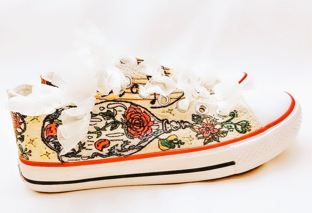 美女と野獣をイメージして描いたスニーカーオリジナルイラストです 靴紐はベルのドレスをイメージしてフリフリ可愛いリボン スニーカーオリジナルイラストオーダー承けたまります お気軽にお問い合わせ下さいませ スニーカー スニーカー