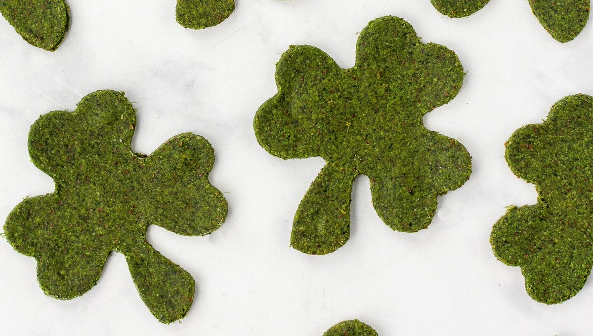 QuofMyKitchen's tweet photo. Spinach Shamrock Crackers - ☘️Celebrate St. Patrick’s Day with these healthy, festive, gluten-free crackers. Delicious dipped in hummus. ⁠
https://t.co/TIMO4kmuuB⁠
.⁠
#cracker #crackers #stpatricksday2021 #stpatrickday #luckoftheirish #spinach #yummyveggies https://t.co/wLwVbPpyEa