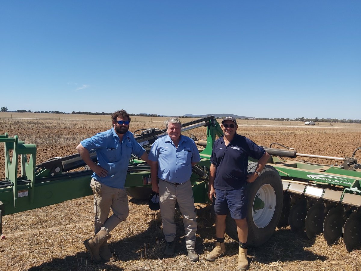 kline_ag's tweet photo. 8.25m Powerflex incorporating lime out at Brad Eckley farm in Brobenah, along with Neil Streat &amp; Claude Martinbianco of @CodemoMachineryServices 

#powerfelx #klineag #cademo #incorporatinglime https://t.co/9qTdRrw7sK
