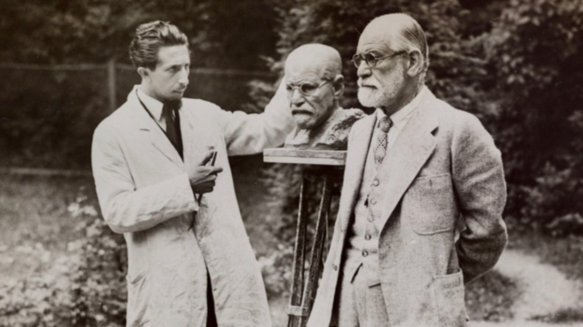 lacancircle's tweet photo. #SigmundFreud being sculpted by #OscarNemon in 1931. He wrote to #MaxEitingon, "The head, which the gaunt, goatee-bearded artist has fashioned from the dirt - like the good Lord - is very good and an astonishingly life-like impression of me." #Psychoanalysis https://t.co/EmrOJqF30z
