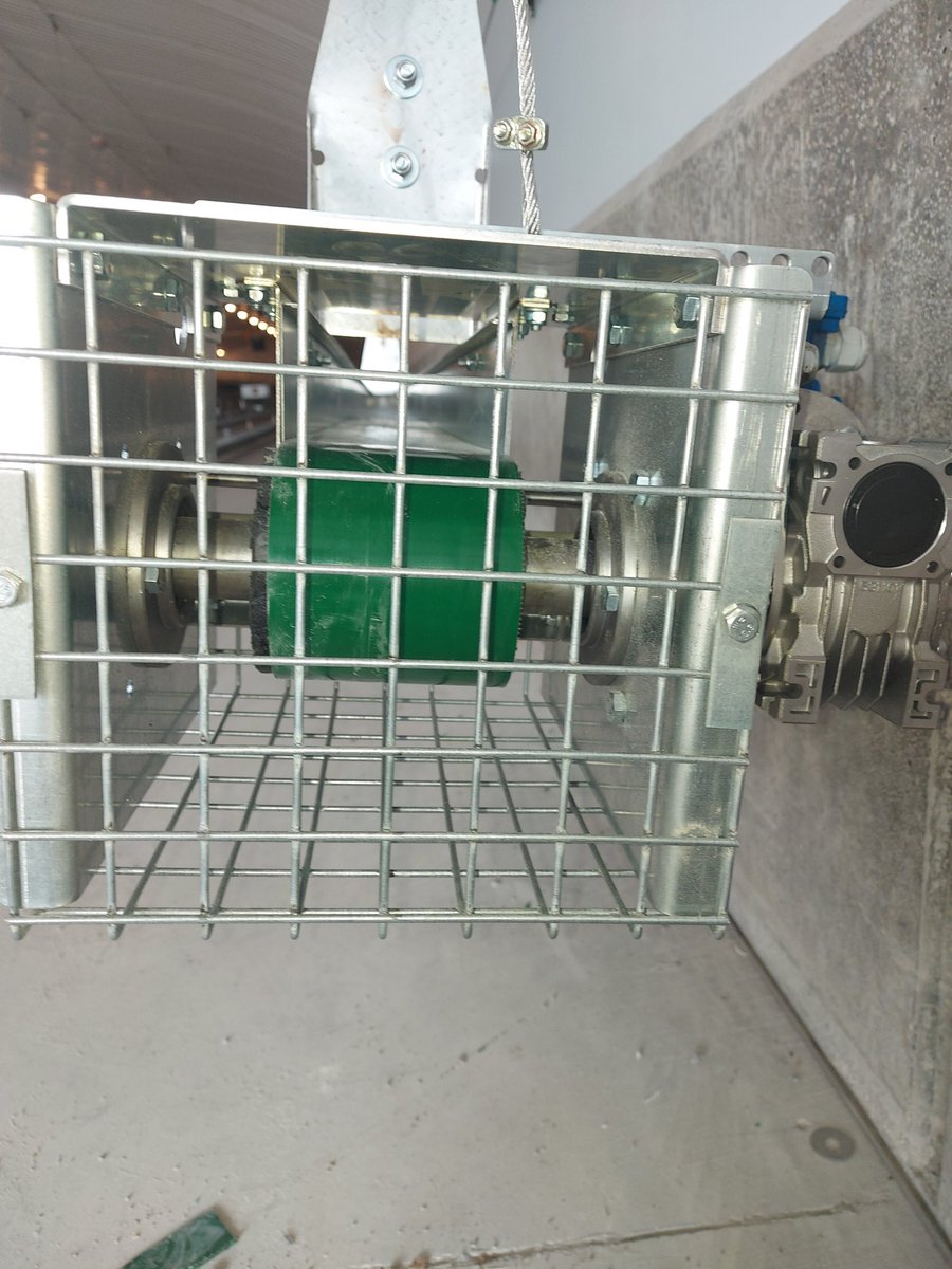 mulveyp2's tweet photo. New Male Breeder Feeder installed today.
Designed to improve the feed distribution.
Feed evenly distributed over the full length of the shed.
Increased feed space 5/6 birds per metre.
Easy set up and control. https://t.co/puT6DEzqcE