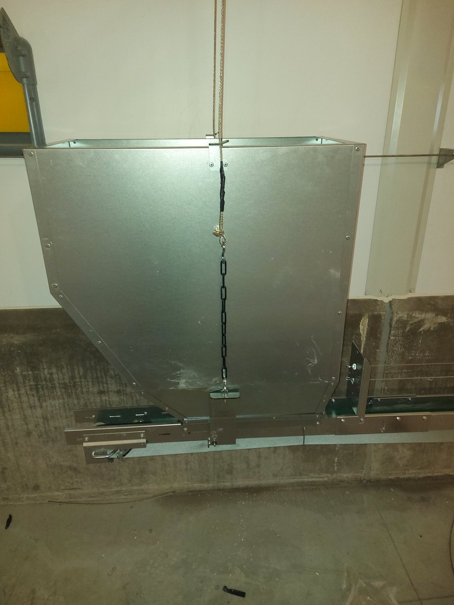 mulveyp2's tweet photo. New Male Breeder Feeder installed today.
Designed to improve the feed distribution.
Feed evenly distributed over the full length of the shed.
Increased feed space 5/6 birds per metre.
Easy set up and control. https://t.co/puT6DEzqcE