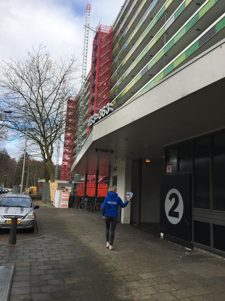 Wij zijn kort geleden gaan flyeren in portiek 2 om bewoners te laten weten dat wij er zijn voor de bewoners in de L-Flat! Weet jij wie wij zijn en wat wij doen? 
buurtzorgjong.nl/teams/zeist/

Kom gerust een keertje langs!