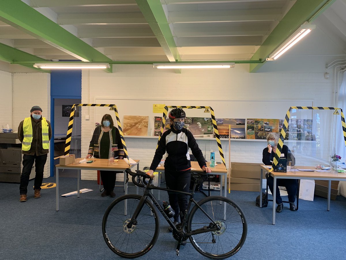 Burgemeester Mieke Damsma stapte vanmiddag op de fiets, voor een fietstocht langs 7 stembureaus tussen Bovensmilde en Witteveen.