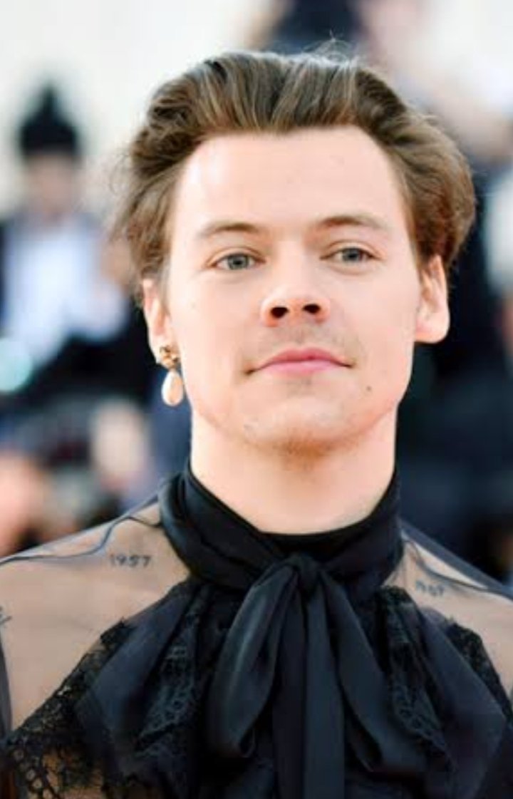 sreeya31's tweet photo. This kind of remided me of Harry!
#HarryStylesgrammy #HarryStyles #HarryAtTheGRAMMYs #MetGala #harryst #TPWK #peace #Rock https://t.co/hupfTEpvJB